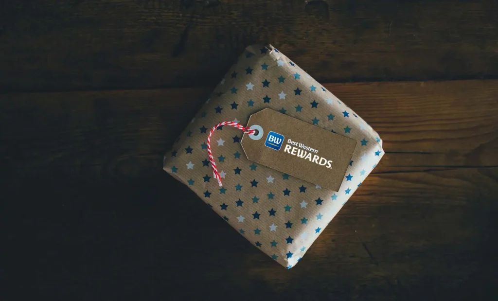 Nell'immagine, il primo piano di un pacchetto regalo con un'etichetta su cui c'è il logo di Best Western Rewards.