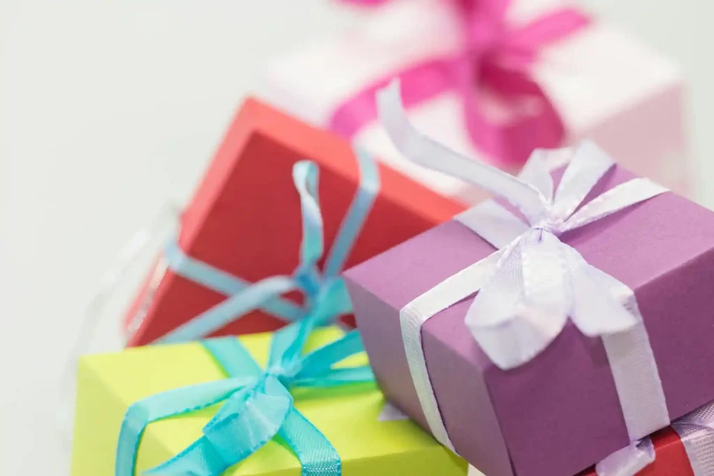 Nell'immagine, il primo piano su alcuni pacchetti regalo colorati.